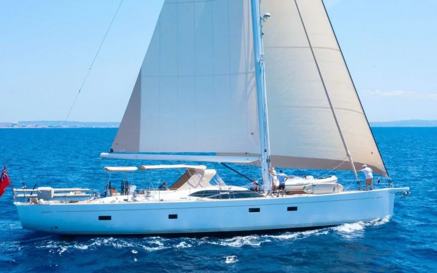 CHAMPAGNE HIPPY : Un Été de Luxe en Méditerranée Occidentale